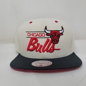 🆕 NBA Mitchell & Ness City Bar Script Snapback Cap - Chicago Bulls Cream